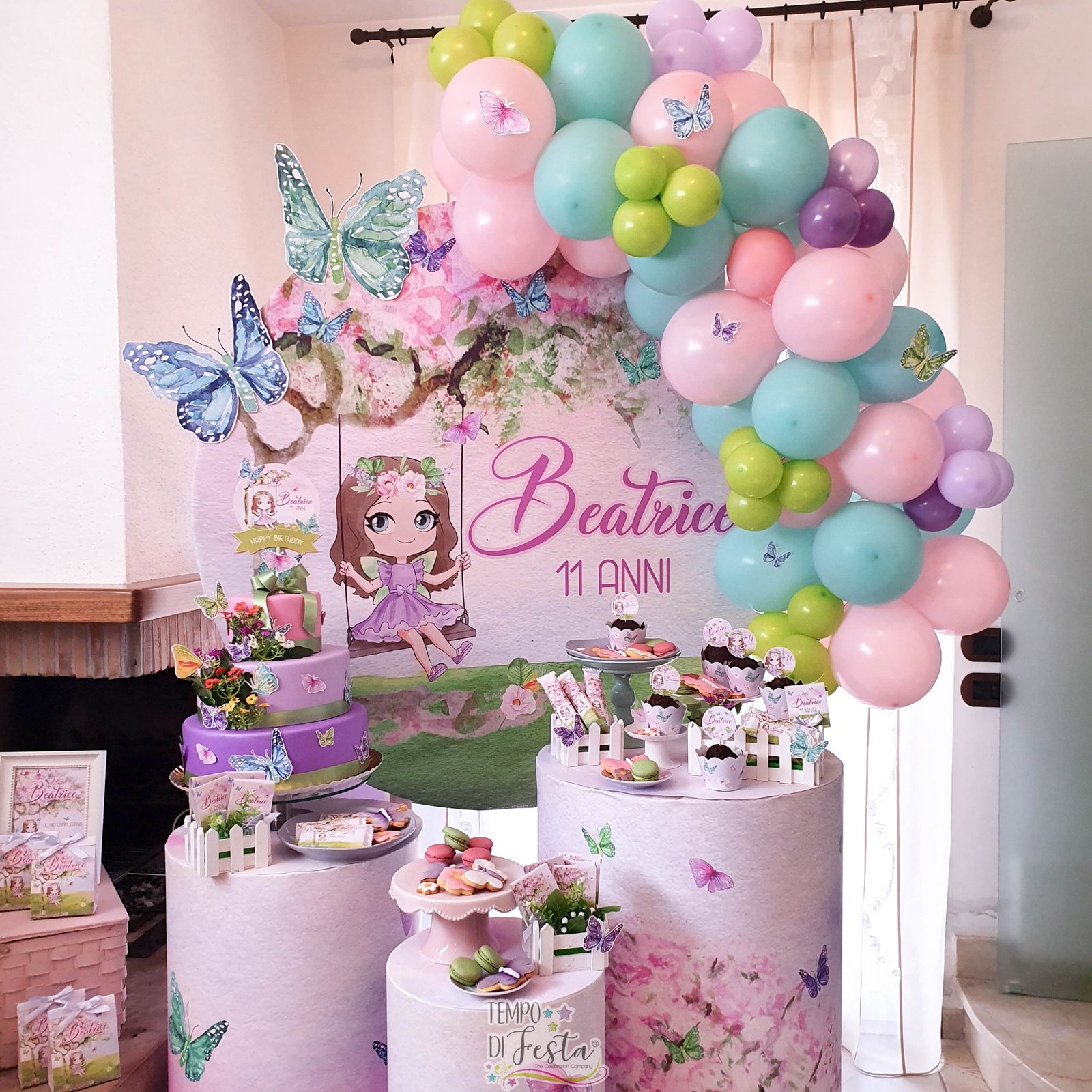 Montaje de Tempo di Festa con globos de colores, mariposas y detalles personalizados de una fiesta de hadas