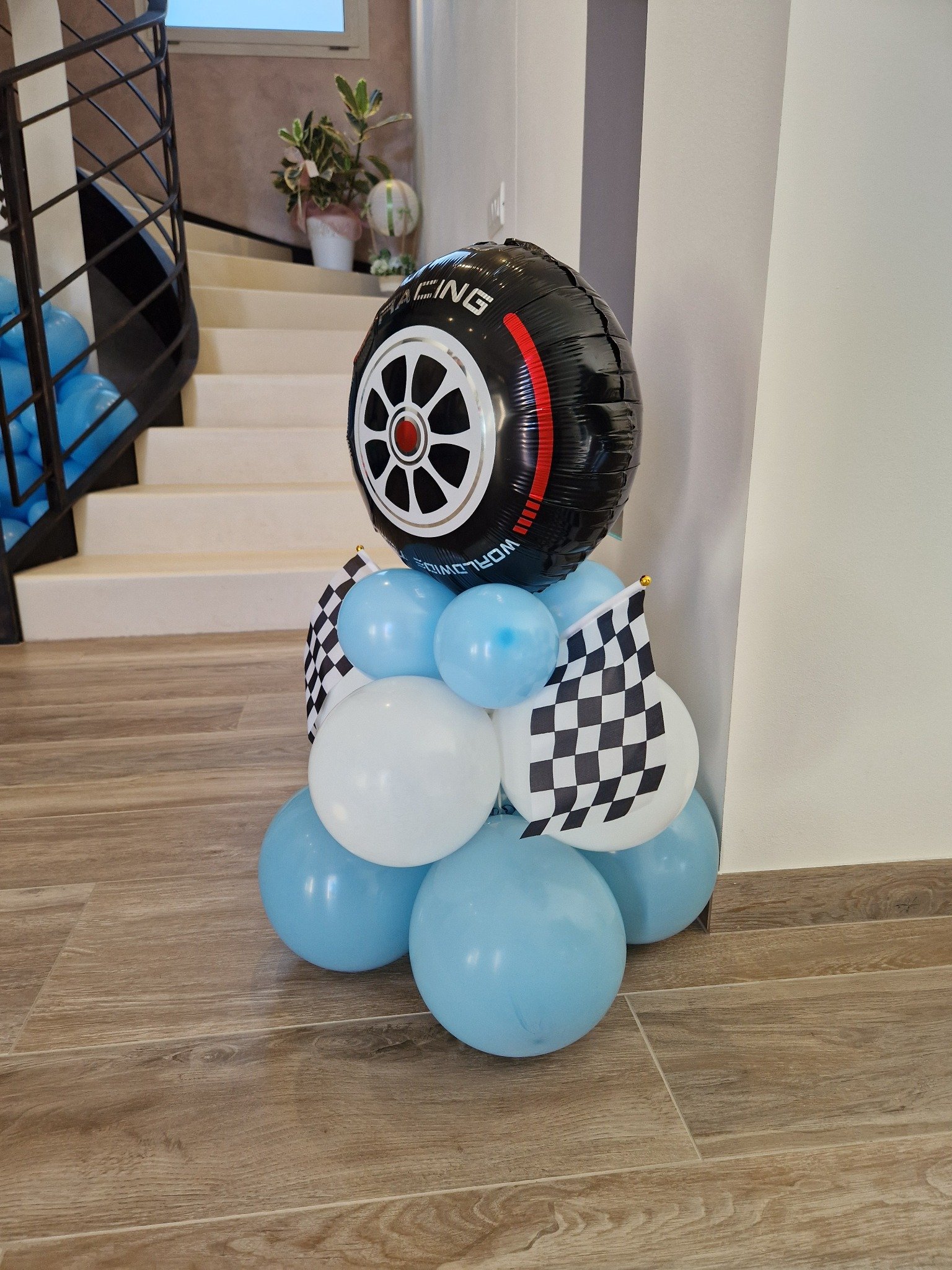 Composición temática de carreras con globos azules y blancos realizada en México
