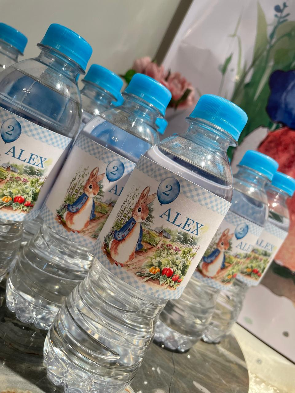 Etiquetas para agua · Botellas no incluidas